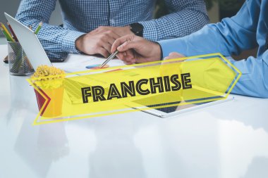 Birlikte masanın üzerinde çalışan iş adamları