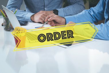 Birlikte masanın üzerinde çalışan iş adamları