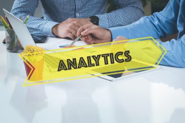 Birlikte masanın üzerinde çalışan iş adamları