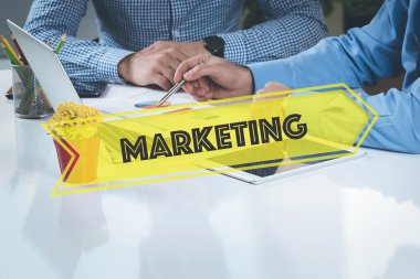 Birlikte masanın üzerinde çalışan iş adamları