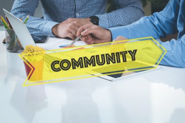 Birlikte masanın üzerinde çalışan iş adamları