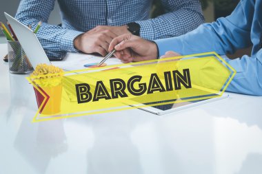 Birlikte masanın üzerinde çalışan iş adamları