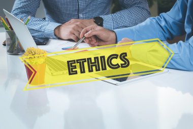 Birlikte masanın üzerinde çalışan iş adamları