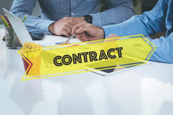 Empresarios que trabajan juntos en el escritorio — Foto de Stock