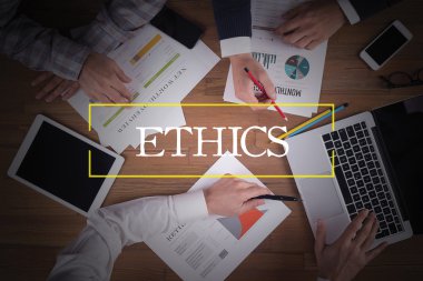 Masa başında iş ekibi