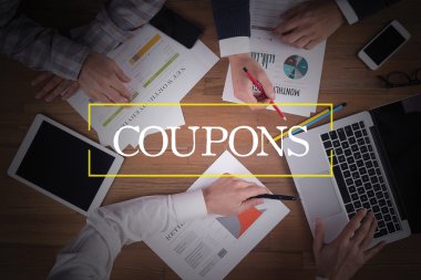 Masa başında iş ekibi