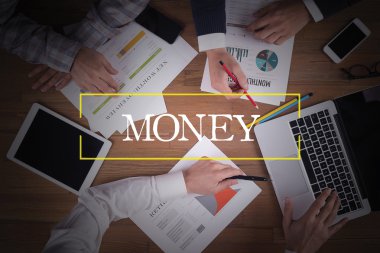 Masa başında iş ekibi