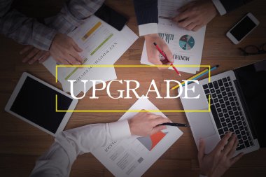 Masa başında iş ekibi