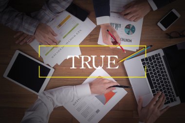 Masa başında iş ekibi