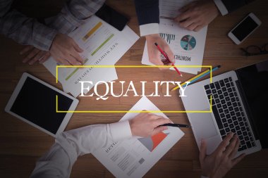 Masa başında iş ekibi