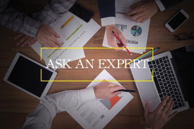 Masa başında iş ekibi