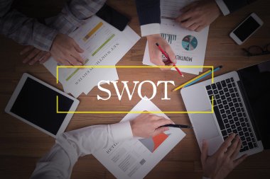 Masa başında iş ekibi