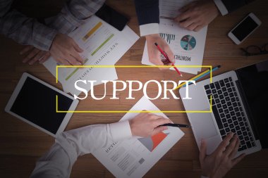 Masa başında iş ekibi