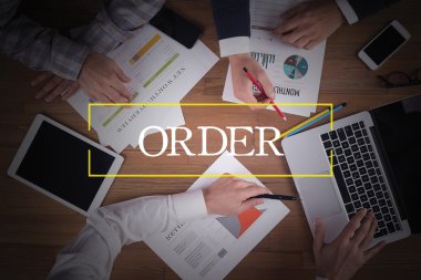 Masa başında iş ekibi