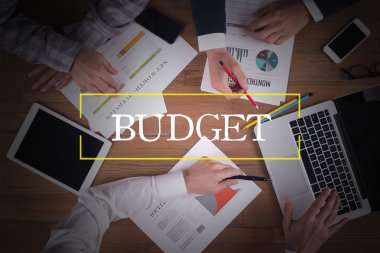 Masa başında iş ekibi