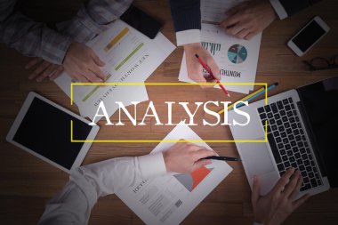 Masa başında iş ekibi