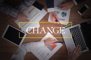 Masa başında iş ekibi