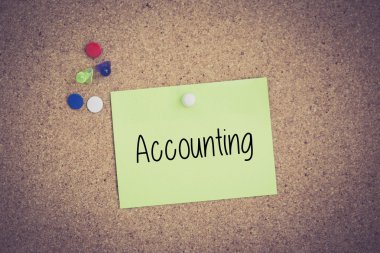 Yapışkan Not Pinboard üzerinde sabitlenmiş