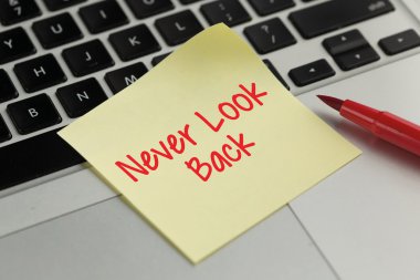 Yapışkan notu klavyede yapıştırılan