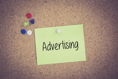 Yapışkan Not Pinboard üzerinde sabitlenmiş