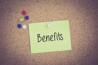 Yapışkan Not Pinboard üzerinde sabitlenmiş