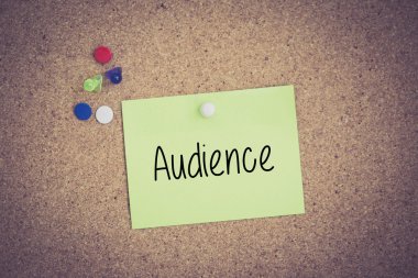 Yapışkan Not Pinboard üzerinde sabitlenmiş