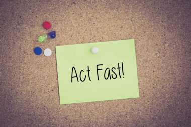 Yapışkan Not Pinboard üzerinde sabitlenmiş