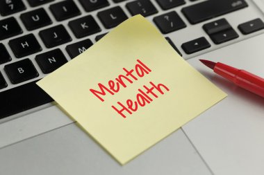 Yapışkan notu klavyede yapıştırılan