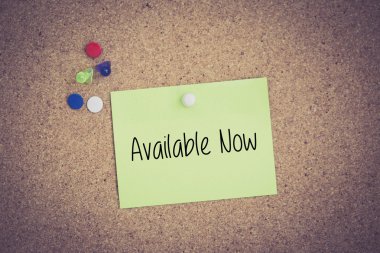 Yapışkan Not Pinboard üzerinde sabitlenmiş