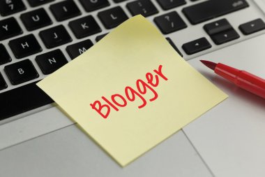 Yapışkan notu klavyede yapıştırılan