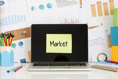 Yapışkan Not dizüstü bilgisayar ekranında yapıştırılan