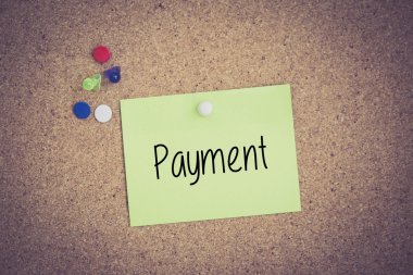 Yapışkan Not Pinboard üzerinde sabitlenmiş