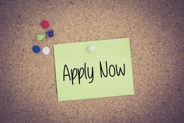 Yapışkan Not Pinboard üzerinde sabitlenmiş