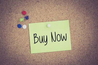 Yapışkan Not Pinboard üzerinde sabitlenmiş