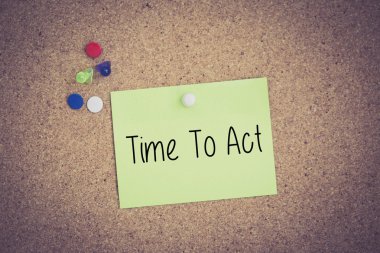 Yapışkan Not Pinboard üzerinde sabitlenmiş