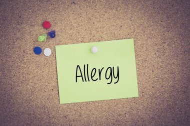 Yapışkan Not Pinboard üzerinde sabitlenmiş