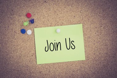 Yapışkan Not Pinboard üzerinde sabitlenmiş