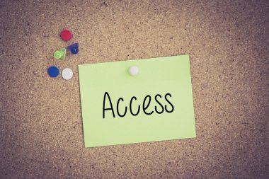 Yapışkan Not Pinboard üzerinde sabitlenmiş