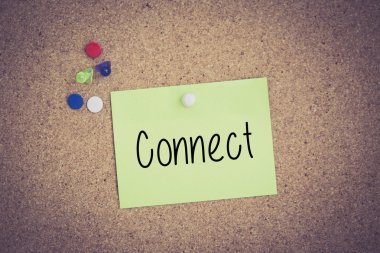 Yapışkan Not Pinboard üzerinde sabitlenmiş