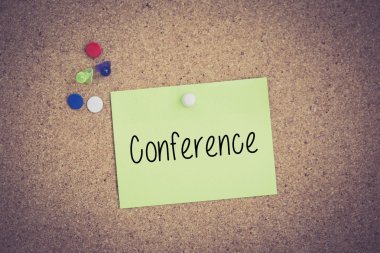 Yapışkan Not Pinboard üzerinde sabitlenmiş