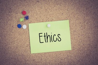 Yapışkan Not Pinboard üzerinde sabitlenmiş