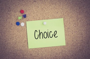 Yapışkan Not Pinboard üzerinde sabitlenmiş