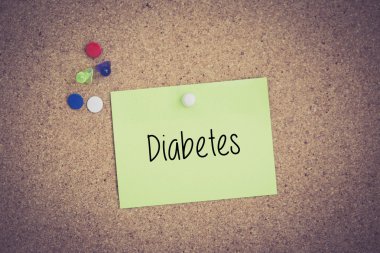 Yapışkan Not Pinboard üzerinde sabitlenmiş