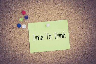 Yapışkan Not Pinboard üzerinde sabitlenmiş