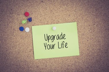 Yapışkan Not Pinboard üzerinde sabitlenmiş