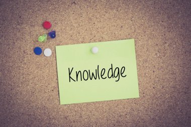 Yapışkan Not Pinboard üzerinde sabitlenmiş