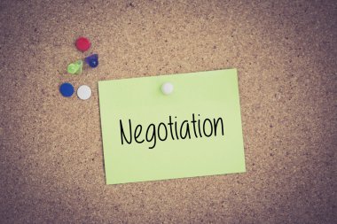 Yapışkan Not Pinboard üzerinde sabitlenmiş