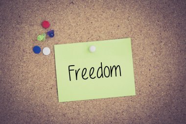 Yapışkan Not Pinboard üzerinde sabitlenmiş