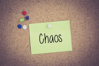 Yapışkan Not Pinboard üzerinde sabitlenmiş