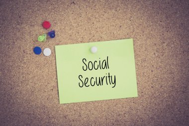 Yapışkan Not Pinboard üzerinde sabitlenmiş